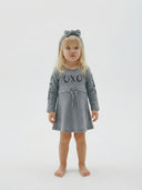 فستان أطفال منقوش بطبعات أوكسو وعصابة رأس