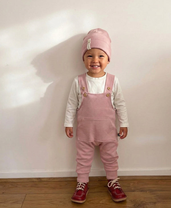 Bebek kanguru cepli tulum ve bere seti; 0–24 ay için yumuşak dokulu kumaşı, rahat kalıbı ve sevimli tasarımıyla konforlu ve şık bir kullanım sunar.
