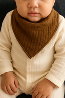 Müslin organik bebek puşisi; hassas bebek cildi için yumuşak dokulu, nefes alabilen ve hafif yapısıyla günlük kullanımda konfor ve doğal koruma sağlar.