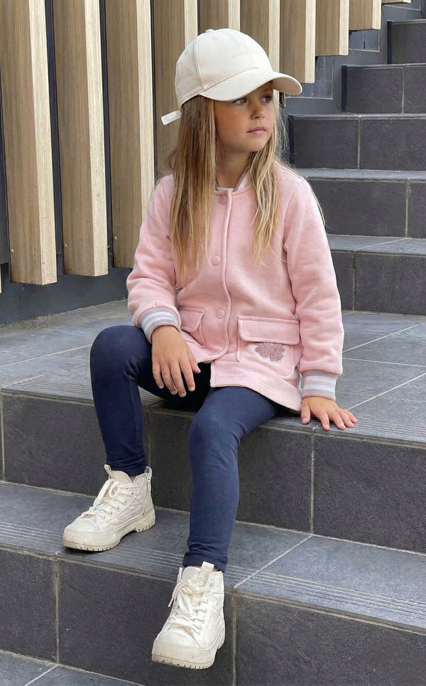 Önden çıtçıtlı kız çocuk kolej ceketi; 3–9 yaş için yumuşak ve dayanıklı pamuk dokusuyla konfor sunar. Günlük ve okul kombinlerinde sportif ve şık bir görünüm sağlar.
