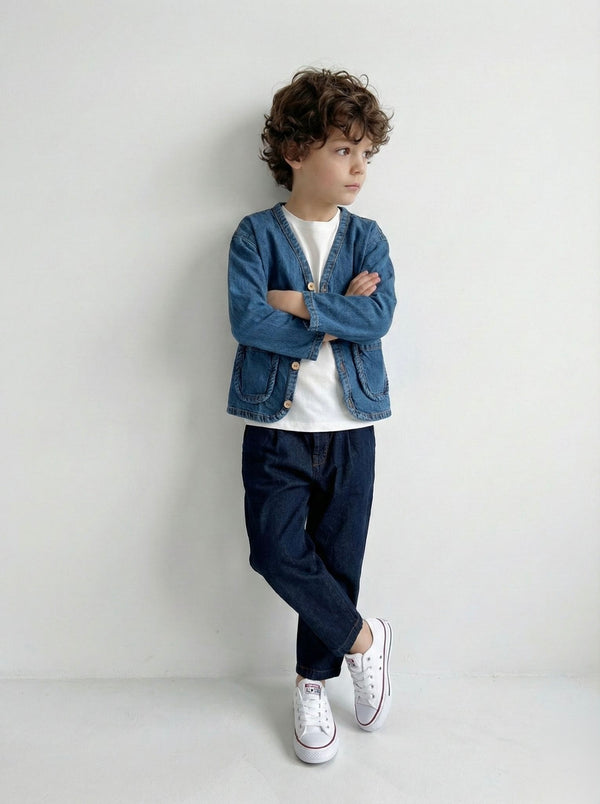 Çocuk kot ceket oversize kesimiyle 3–9 yaş kız ve erkek çocuklar için rahat kullanım sunar.