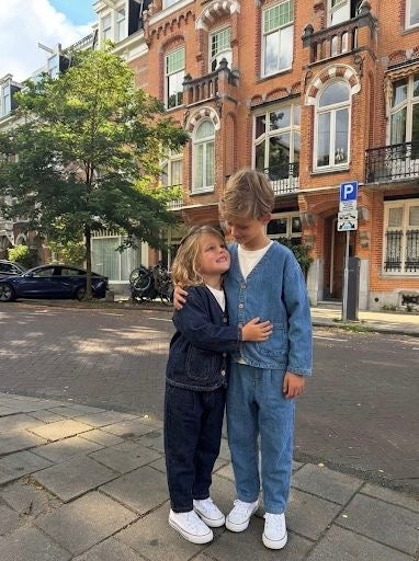 Çocuk kot ceket oversize kesimiyle 3–9 yaş kız ve erkek çocuklar için rahat kullanım sunar. Dayanıklı denim yapısıyla günlük kombinlere uyum sağlar.