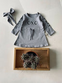 فستان أطفال منقوش بطبعات أوكسو وعصابة رأس