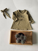 فستان أطفال منقوش بطبعات أوكسو وعصابة رأس