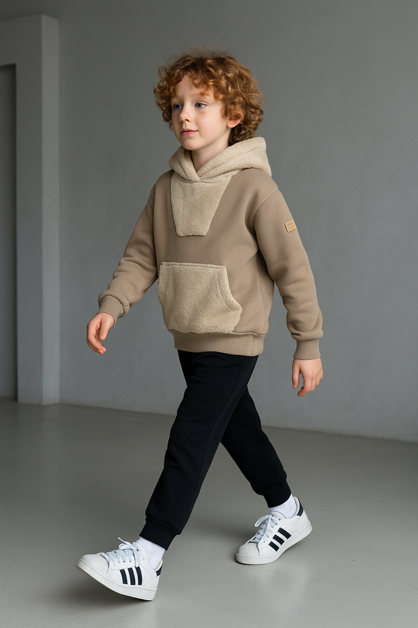 Çocuk unisex kanguru cep kapüşonlu sweat; 9–15 yaş için pamuklu ve yumuşak dokusuyla gün boyu konfor sunar. Kapüşon ve kanguru cep detayıyla sportif ve rahat bir stil sağlar.