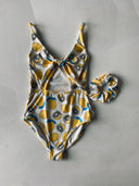 Genç kız mayo ve saç tokası seti; 9–15 yaş için hızlı kuruyan kumaşı ve esnek yapısıyla konfor sunar. Yaz tatili ve havuz kullanımı için idealdir.