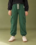 RG Brand RG3744 yeşil kargo cepli jogger pantolon, model üzerinde ön görünüm.