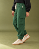 RG Brand RG3744 yeşil kargo cepli jogger pantolon, model üzerinde yan görünüm.