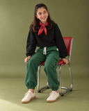 RG Brand RG3744 yeşil kargo cepli jogger pantolon, oturarak poz ve doğal kumaş dökümü.