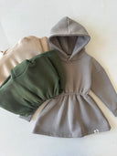Detailliertes Kleid mit Kapuzenärmeln | RG1627