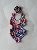 Genç kız desenli tam likralı mayo ve toka seti; 9–15 yaş için çabuk kuruyan yapısı, esnek kumaşı ve rahat kalıbıyla yüzme aktivitelerinde konfor sağlar.