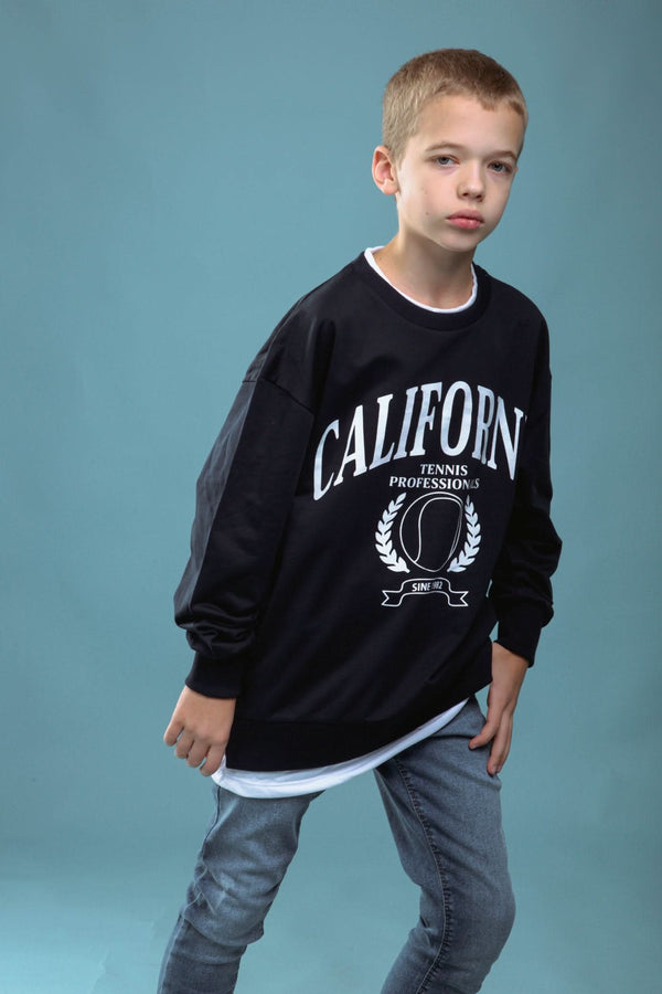 Önü baskılı parça detaylı genç sweatshirt; 9–15 yaş için pamuklu kumaşı ve rahat kesimiyle gün boyu konfor sunar. Modern baskı detayıyla sportif ve dinamik bir stil oluşturur.
