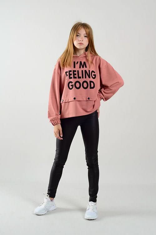 Genç unisex kapüşonlu önden baskılı sweatshirt; 9–15 yaş için pamuklu yapısı ve rahat kesimiyle gün boyu konfor sunar. Sportif baskı detayıyla modern ve enerjik bir stil sağlar.