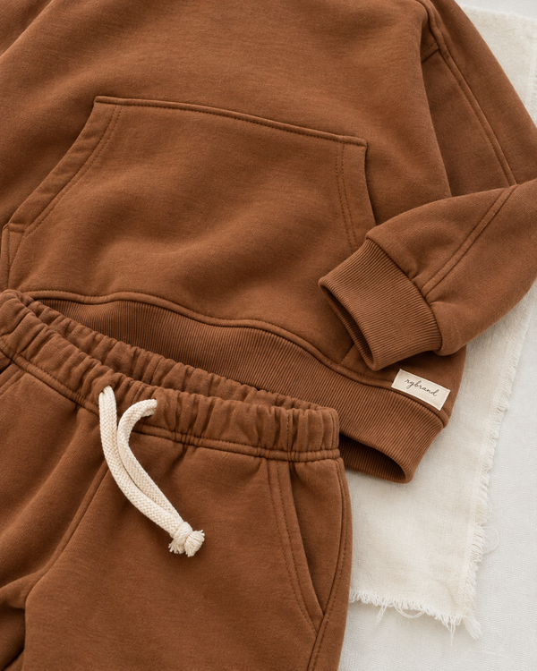 RG Brand RG1786 kahve çocuk kapüşonlu eşofman takımı, 3–9 yaş; kumaş, cep ve kordon yakın planı.
