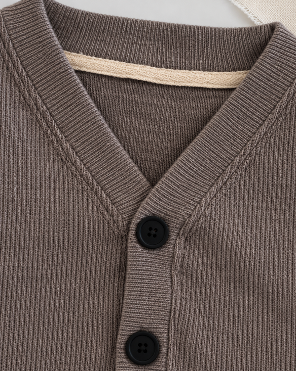 RG Brand RG397 bej düğmeli Selanik bebek hırkası, kumaş ve işçilik detayı.