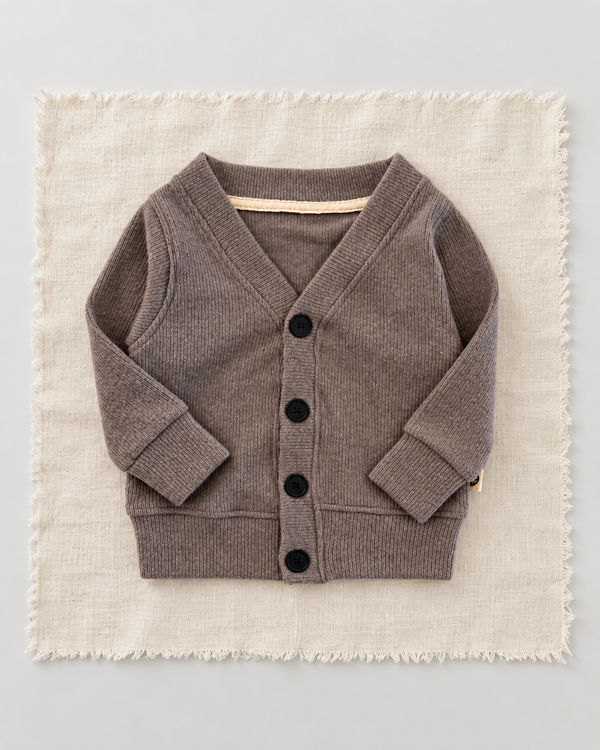 RG Brand RG397 bej düğmeli Selanik bebek hırkası, ön görünüm.