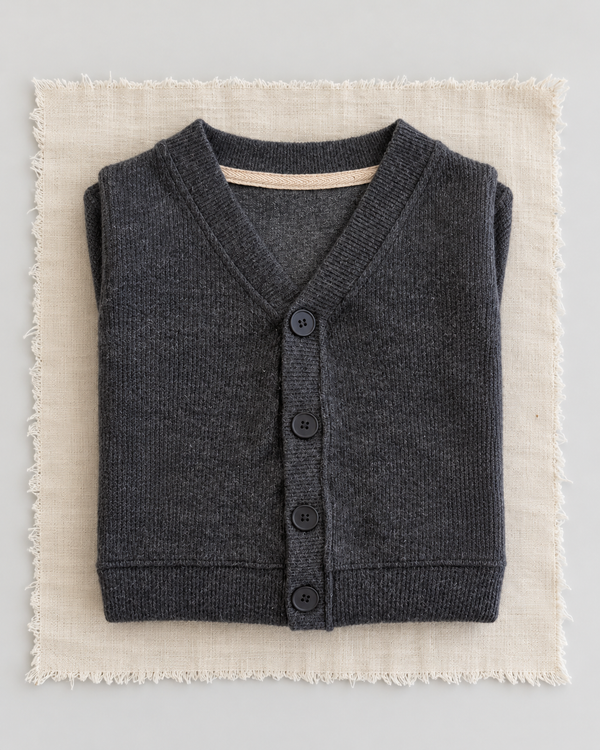 RG Brand RG397 füme düğmeli Selanik bebek hırkası, katlı görünüm.