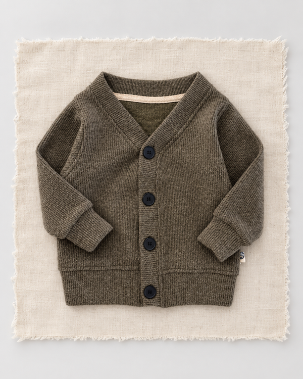 RG Brand RG397 haki düğmeli Selanik bebek hırkası, ön görünüm.