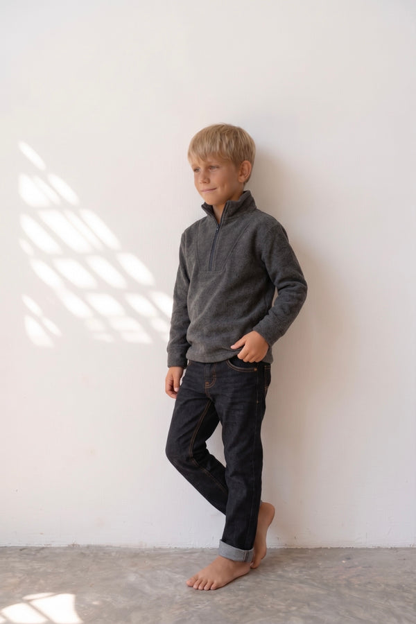 Füme Selanik triko sweat ve koyu jean giyen erkek çocuk, tam boy model pozu | RG1769