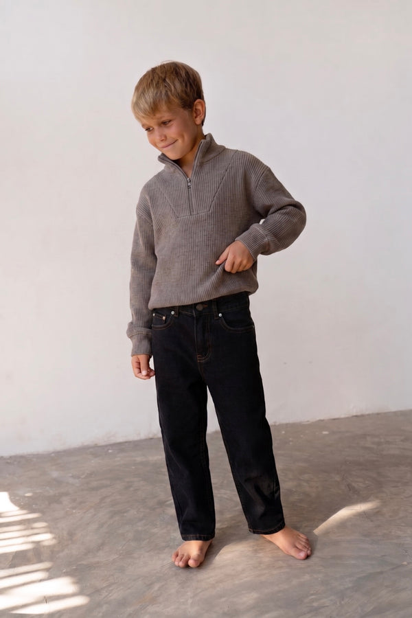 Gri yarım fermuarlı triko sweat ve siyah jean giyen erkek çocuk, tam boy | RG1769