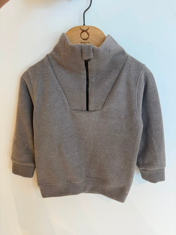Ahşap askıda gri Selanik triko çocuk sweat, yarım fermuar ve yaka detayı | RG1769