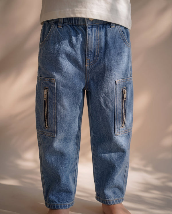 Mavi denim çocuk pantolonun iki fermuarlı kargo cebini gösteren önden model görünümü | RG1775