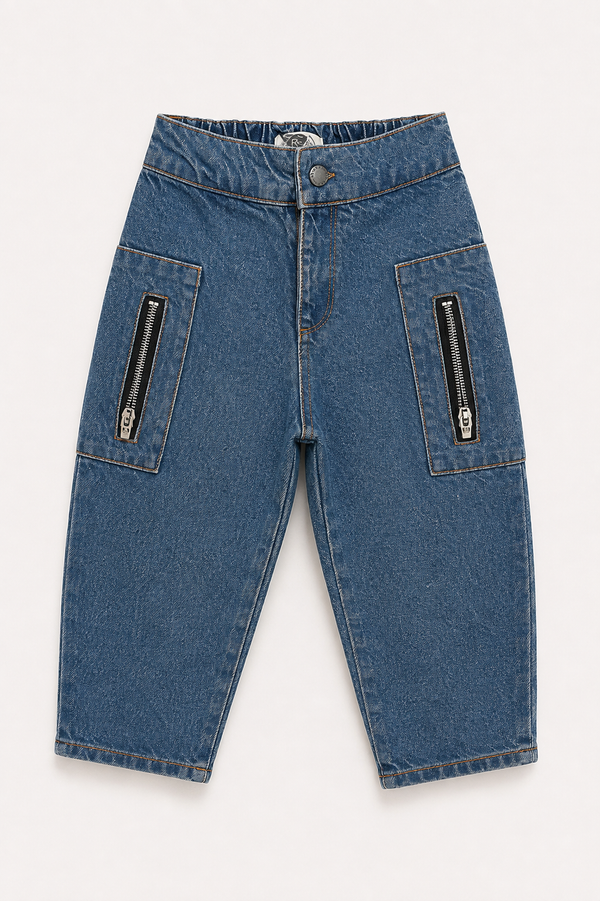 Mavi çocuk denim pantolon, düğmeli bel ve fermuarlı kargo ceplerle önden ürün görünümü | RG1775