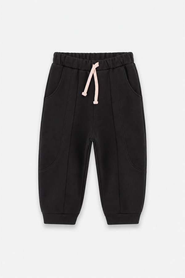 Siyah çocuk jogger pantolon, bağcıklı bel, kavisli cepler ve panel dikişleriyle önden görünüm | RG1790