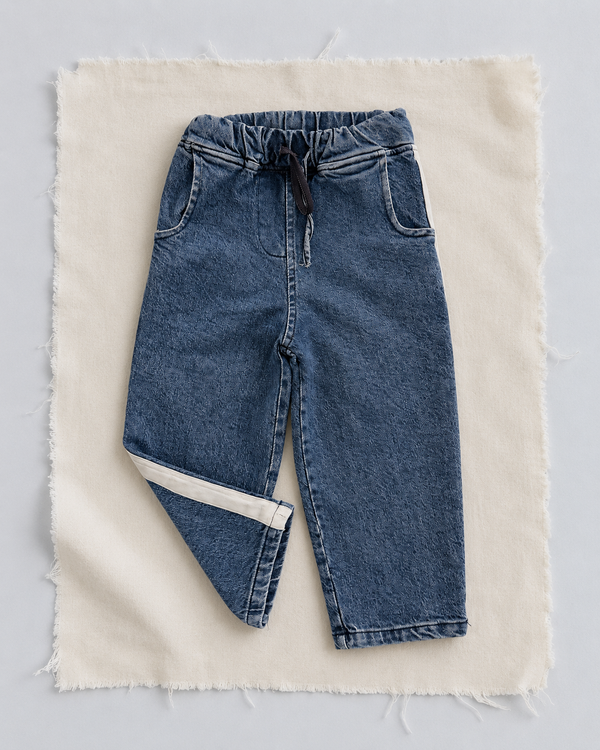 RG1792 lacivert mom fit çocuk kot pantolon, önden görünüm; lastikli kordonlu bel, kavisli cepler ve beyaz yan şerit.