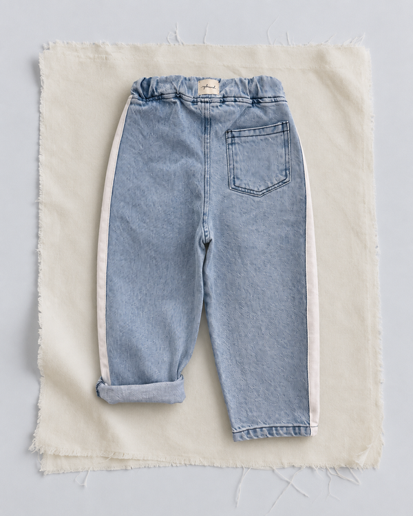 RG1792 mavi çocuk kot pantolonun arkası; tek arka cep, belde RG Brand etiketi, beyaz yan şerit ve kıvrılmış paça.