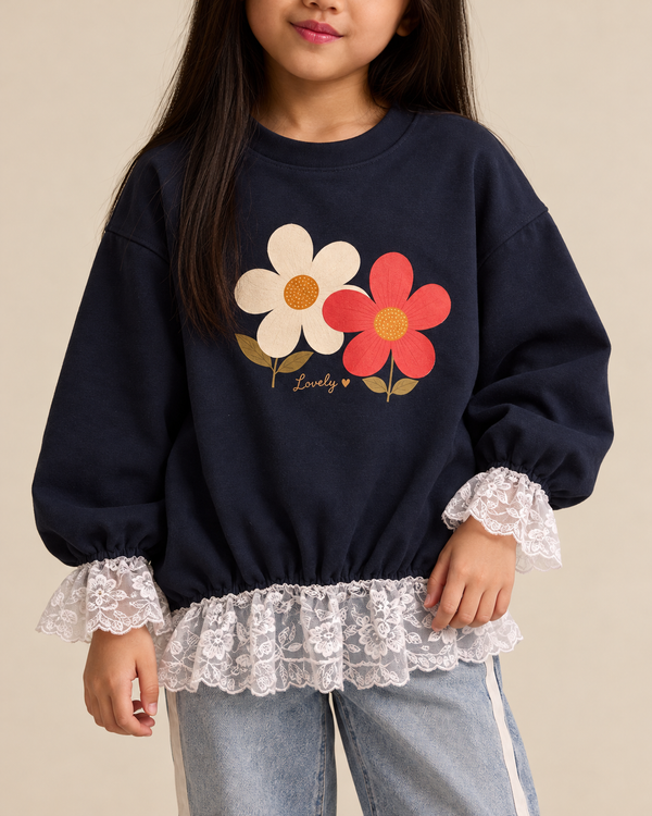 RG Brand RG1796 lacivert tunik sweatshirt yakın çekimi; papatya baskısı, lastikle büzgülü kol ve etek ucunda dantel detayları.