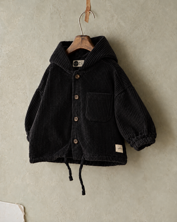 RG Brand RG1798 siyah kapüşonlu düğmeli fitilli kadife çocuk mont, ahşap askıda ön görünüm.
