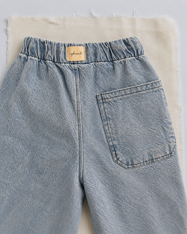 RG3733 mavi kot pantolonun arka bel detayı; tek cep, denim dokusu ve okunur rgbrand süs etiketi.