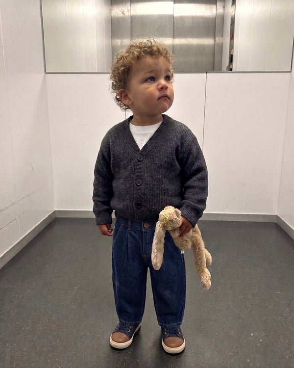 Füme V yaka düğmeli Selanik triko hırka giyen bebek, tavşan oyuncağıyla tam boy | RG397