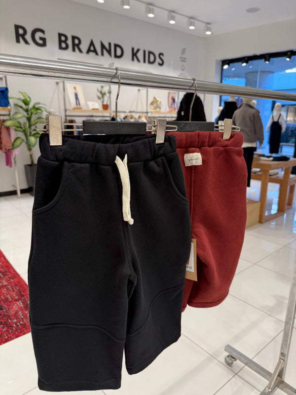 RG Brand Kids mağazasında askıda siyah ve bordo bağcıklı bebek eşofman pantolonlar | RG404