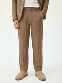 Junger gestreifter Leinenanzug