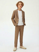 Genç keten çizgili takım elbise; 9–15 yaş için nefes alabilen keten dokusu, hafif yapısı ve modern kesimiyle yaz aylarında şık ve rahat kullanım sunar.