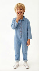 Kız ve erkek çocuk kot tulum düğmeli, uzun kollu ve cepli tasarımıyla günlük kullanımda konfor sunar. Dayanıklı denim yapısıyla rahat hareket sağlar. Şimdi sipariş verin!