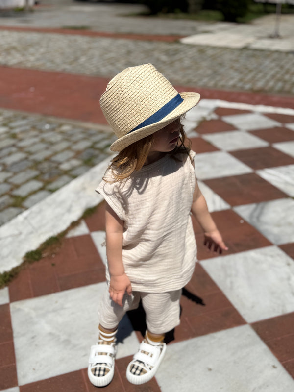 Muslin atlet ve şort bebek seti; 6 ay–4 yaş için hafif ve nefes alabilen yapısıyla yaz aylarında ferah kullanım sunar. Yumuşak dokusuyla gün boyu konfor sağlar.