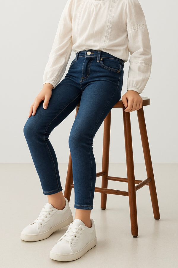 Çocuk unisex slim fit jean; 9–15 yaş için modern kesimi ve esnek yapısıyla rahat kullanım sunar. Dayanıklı denim kumaşıyla günlük kombinler için idealdir