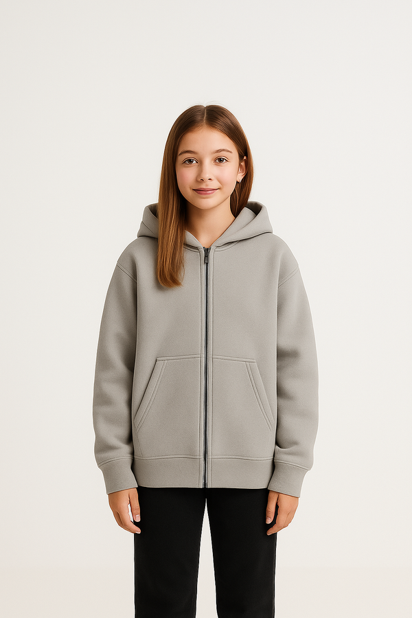 3 iplik kapüşonlu ve fermuarlı genç sweatshirt; 9–15 yaş için kalın ve tok dokusuyla sıcak tutar. Günlük kullanımda konfor ve sportif bir stil sunar.