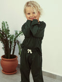 Kinder-Trainingsanzug-Set mit Schulterknöpfen und detailliertem Detail