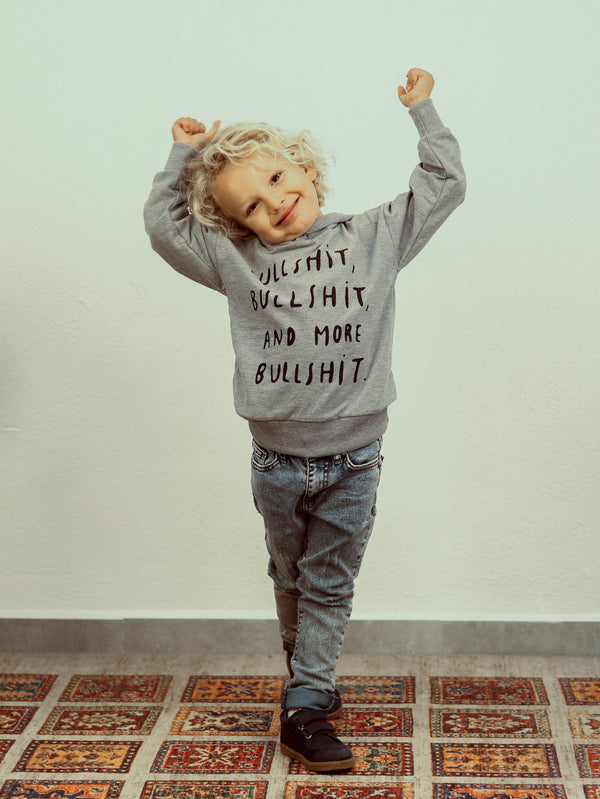 Çocuklar için tasarlanan kapüşonlu sweatshirt; 3–9 yaş aralığında yumuşak dokusu ve rahat kalıbıyla günlük kullanımda sıcaklık ve konfor sunar. Mevsim geçişleri için idealdir.