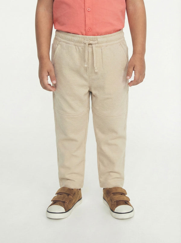 Çocuk unisex keten pantolon; 3–9 yaş için hafif ve nefes alabilen keten dokusu, rahat kalıbı ve esnek yapısıyla günlük kullanımda konfor sağlar.