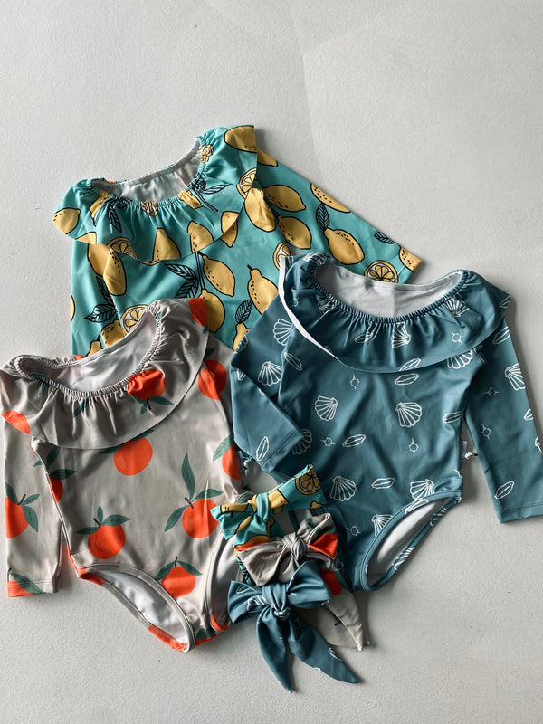 Kinder-Badeanzug mit Rüschenkragen, Langarm & Haarspange | 3–9 Jahre | RG Brand | RG1597