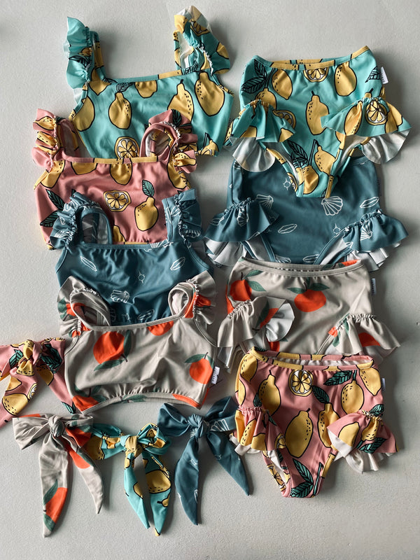 3-teiliges Mädchen-Badeset mit Rüschentop, Shorts & Haarband | UV-Schutz | 3–9 Jahre | RG Brand | RG1600