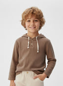 Çocuk müslin kapüşonlu üst 3–9 yaş kız ve erkek çocuklar için doğal kumaşıyla hafif ve nefes alır. Günlük kullanımda rahat ve şık bir görünüm sunar.