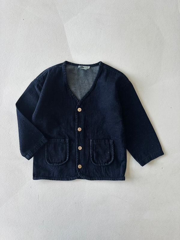 Çocuk kot ceket oversize kesimiyle 3–9 yaş kız ve erkek çocuklar için rahat kullanım sunar. Dayanıklı denim yapısıyla günlük kombinlere uyum sağlar.