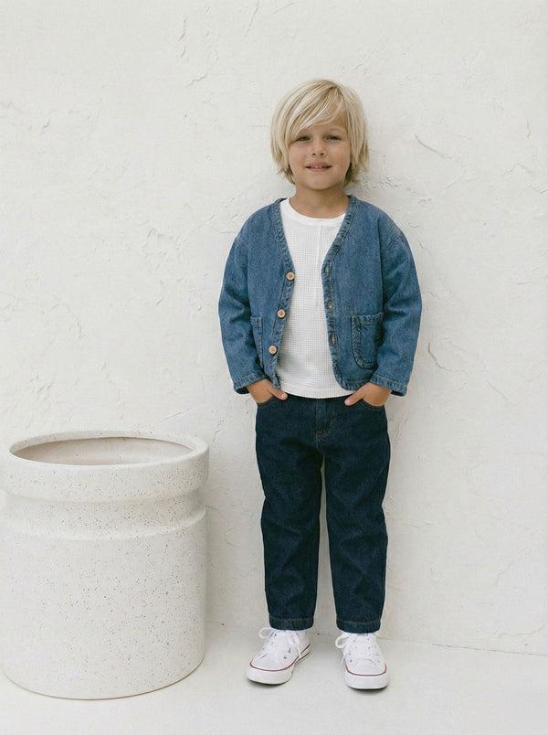 Çocuk kot ceket oversize kesimiyle 3–9 yaş kız ve erkek çocuklar için rahat kullanım sunar. Dayanıklı denim yapısıyla günlük kombinlere uyum sağlar. Şimdi sipariş verin!