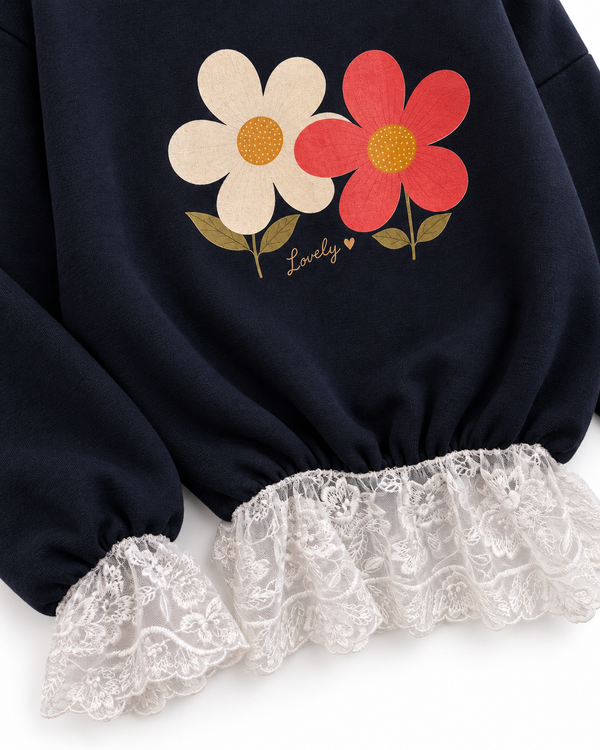 RG1796 lacivert sweatshirt yakın planı; iki iplik şardonlu kumaşın dış yüzeyi, papatya baskısı ve beyaz dantel detayları.